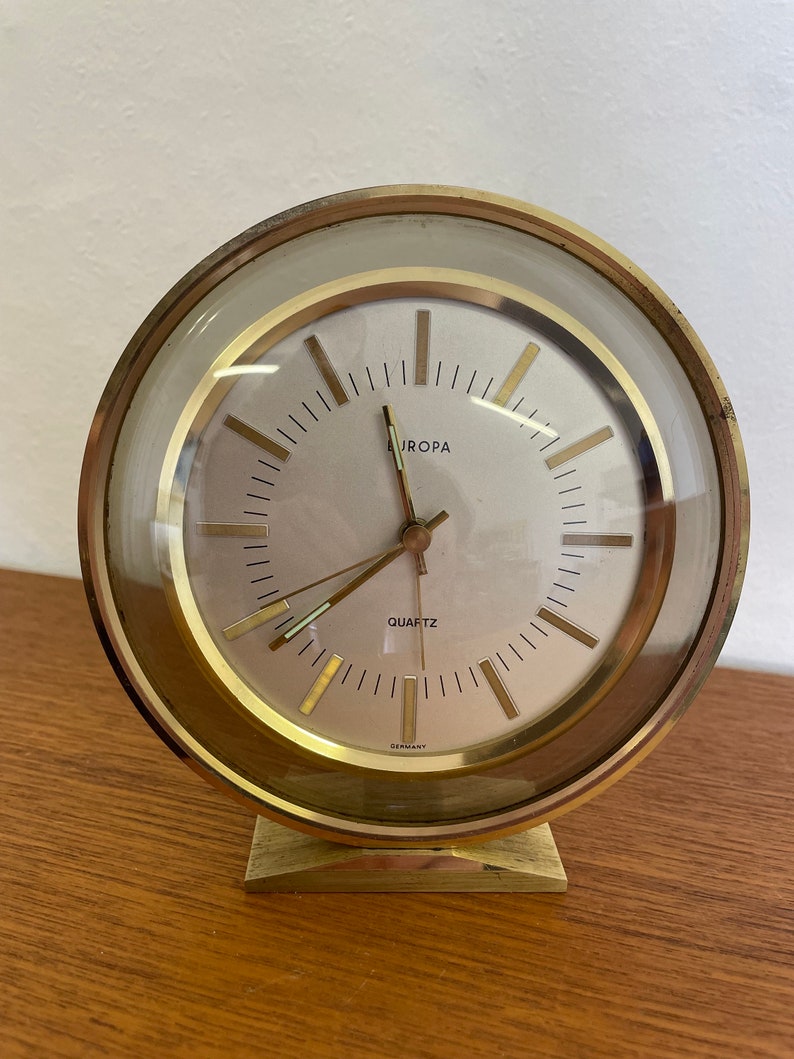 Vintage Europa Quartz Tischuhr Typ 3.202.24 in gold 70er Jahre Mid Century Bild 3