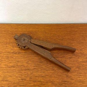 Nötknäppare i trä från mitten av århundradet, vintage från 1950-, 1960- och 1970-talet