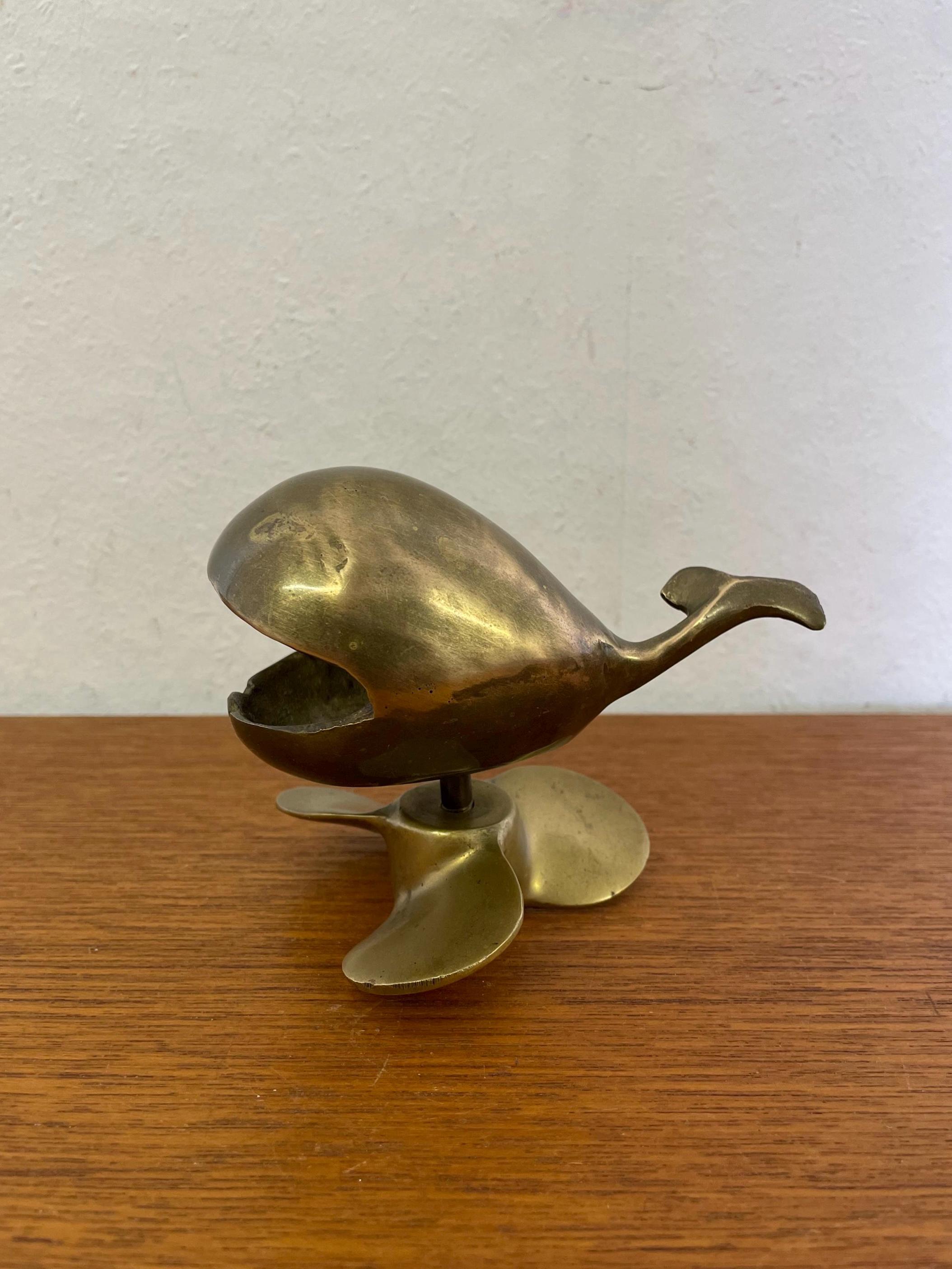 1950年代のヴィンテージ、真鍮製の金メッキのクジラ/船のプロペラ灰皿