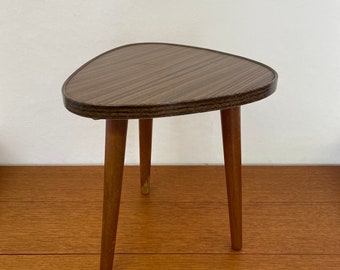 Tabouret / table à fleurs du milieu du siècle avec plateau en bois des années 70 vintage