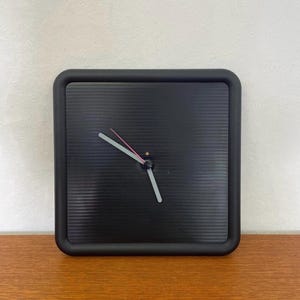 Schwarze Uhr / Wanduhr aus Kunststoff mit Quartz Uhrwerk 80er Vintage