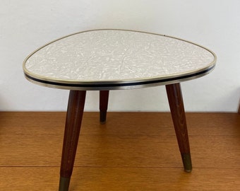 Tabouret fleuri du milieu du siècle / petite table avec aspect marbre blanc vintage des années 70