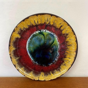 Plato de pared grande de cerámica en rojo, amarillo y azul, estilo vintage de mediados de siglo de los años 70.