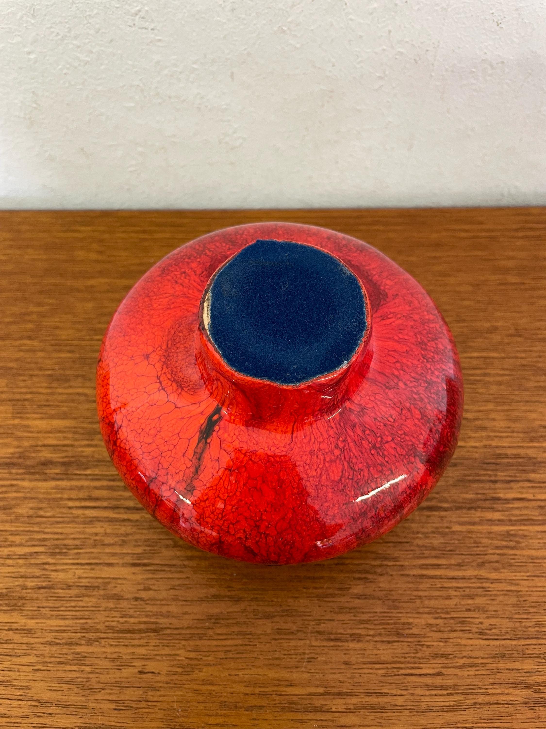 ファット・ラヴァ・オットーの赤と黒の陶器の花瓶、70年代ミッド