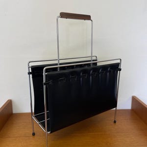Mid Century magazine rack / newspaper rack made of metal, black leather and with wooden handle 60s 70s Vintage
