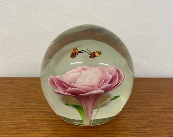 Besonderer Briefbeschwerer / Paper weight / Glaskunst mit Blume und Bienen 70er Mid Century Vintage