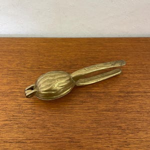 Mässingsnötknäppare i valnötsform, guldfinish, 1950-/60-tals vintage i mitten av århundradet