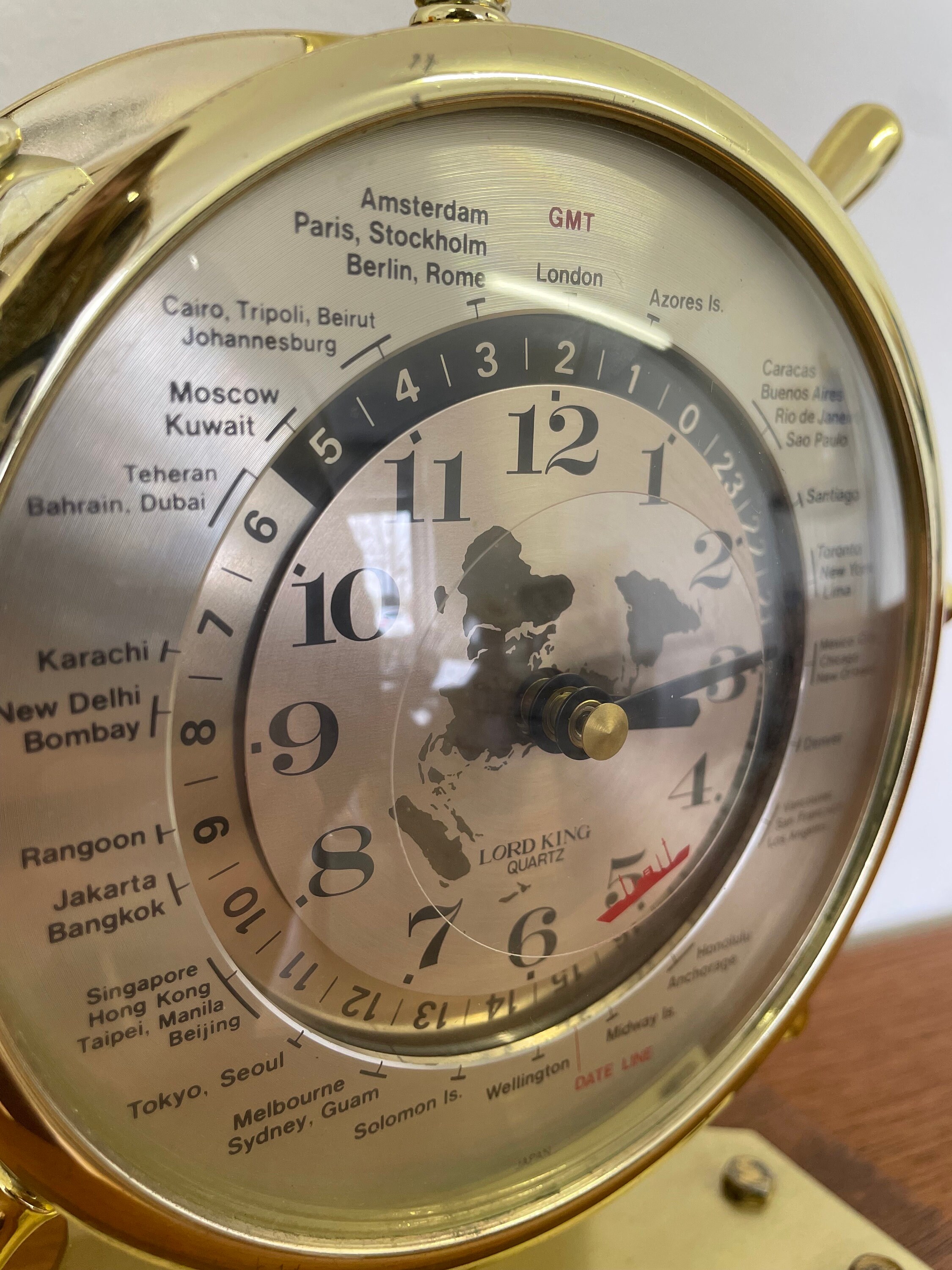 t.h Lord King Quartz World Time Clock / Table Clock in Gold With