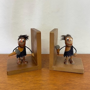 A pair of wooden bookends with figures 60s Mid Century Vintage