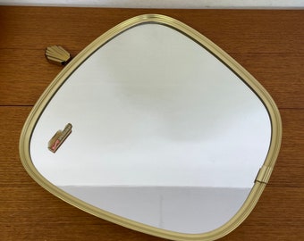 Goldener Mid Century Spiegel / Wandspiegel mit geschliffenm Glas und Muschel-Aufhängung 60er Vintage