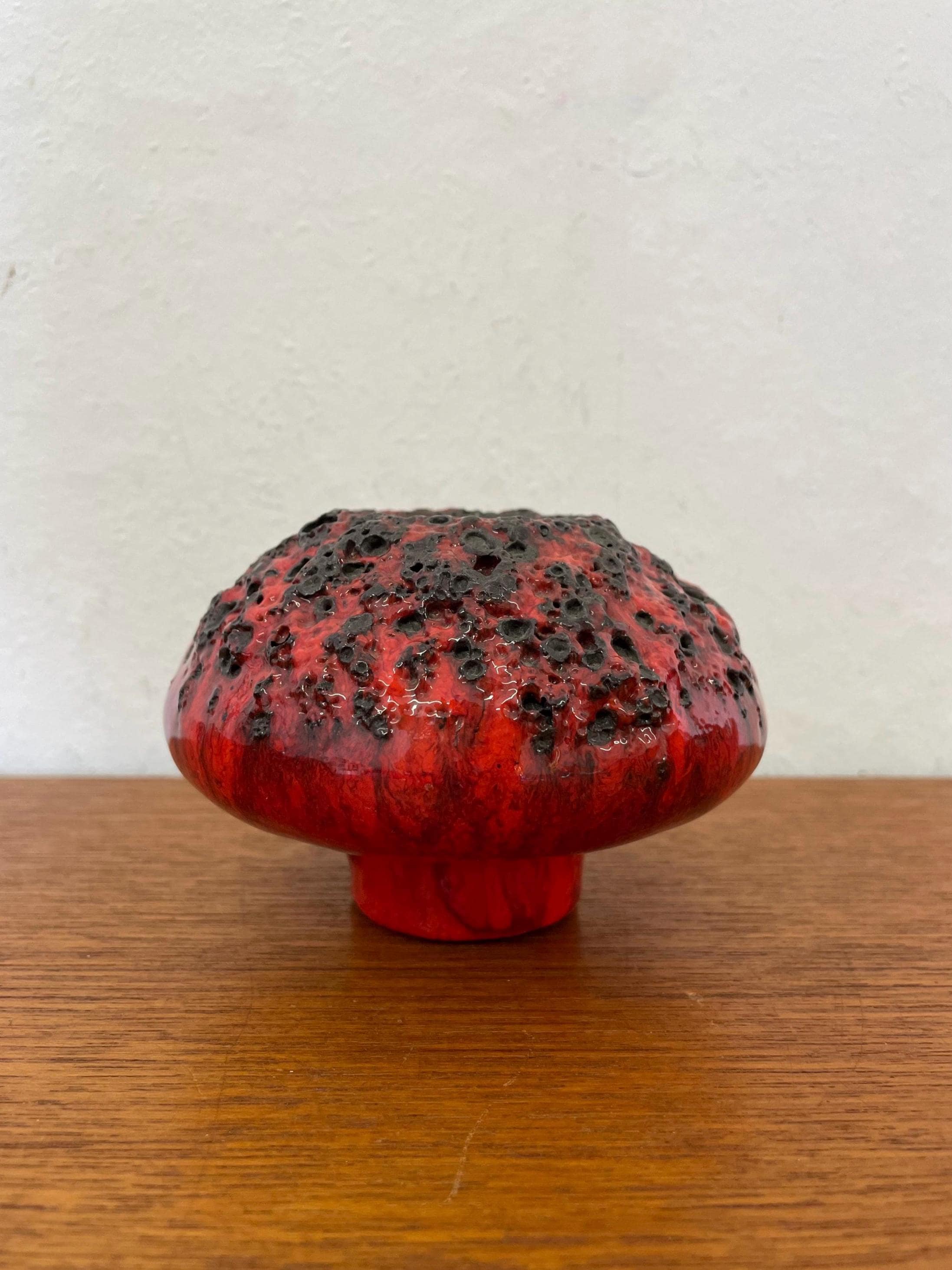 ファット・ラヴァ・オットーの赤と黒の陶器の花瓶、70年代ミッド