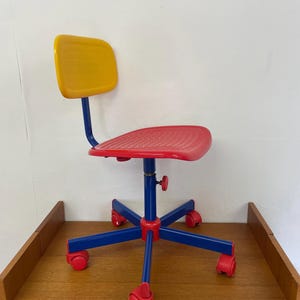 Sedia girevole per bambini in stile Memphis Ikea 12044 di Knut & Marianne Hagberg in rosso, blu e giallo, vintage anni &#39;80-&#39;90