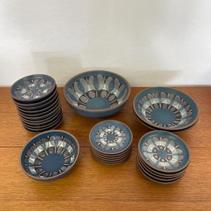 1/5 set KMK keramikporslin (skålar eller små tallrikar) i blått, 70-tals vintage från mitten av århundradet