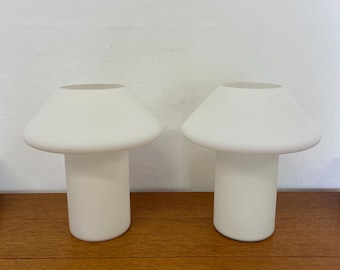 1/2 Honsel Typ 57771 Tischlampe / Nachttischlampe / Pilzlampe aus Glas in weiß 70er 80er Mid Century Vintage