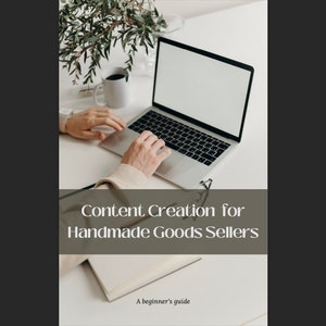 Könnte beinhalten: Ein Laptop mit leerem Bildschirm steht auf einem weißen Schreibtisch mit einer Tasse Kaffee und einem Notizbuch. Der Text "Content Creation for Handmade Goods Sellers" wird auf einem braunen Banner über dem Schreibtisch angezeigt. Der Text "A beginner's guide" wird unter dem Schreibtisch angezeigt.