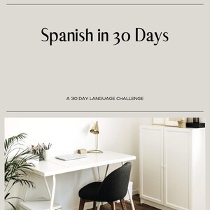 Peut inclure: Un bureau blanc avec un ordinateur portable, une lampe et une chaise dans un bureau à domicile. Le texte "Spanish in 30 Days" et "A 30 Day Language Challenge" est visible sur le mur.