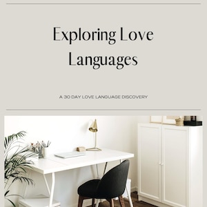 Puede incluir: Un escritorio blanco con una computadora portátil, una lámpara dorada y una silla negra. El escritorio está en una habitación con paredes blancas y un armario blanco con dos puertas. El texto "Exploring Love Languages" y "A 30 Day Love Language Discovery" está en la pared sobre el escritorio.