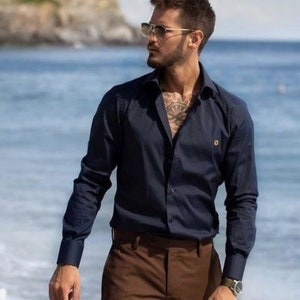 Camicia blu pantalone beige sales