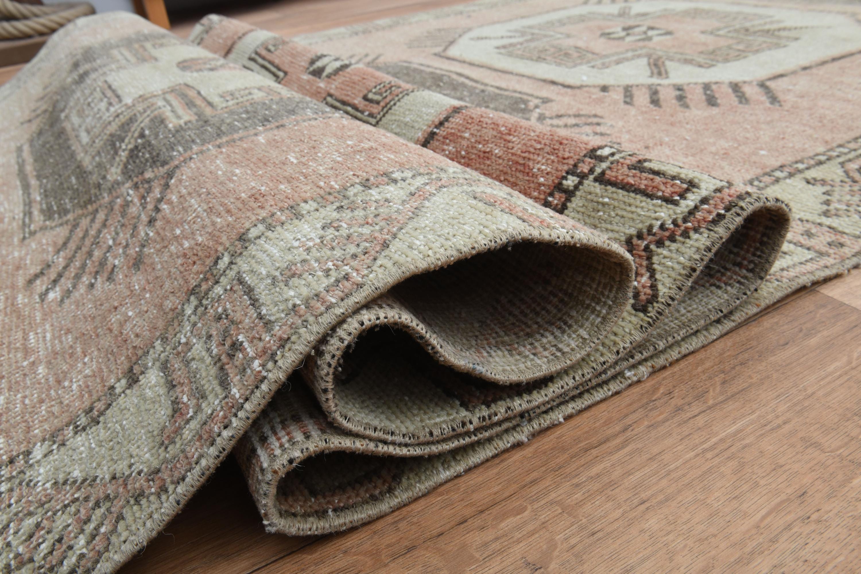 ピンクの幾何学模様のランナーラグ：ヴィンテージトルコ産ウシャック