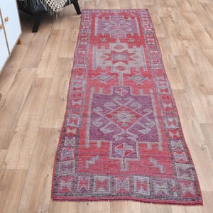 Pink Vintage Turkish Runner Rug: Handwoven Wool Herki Rug (2&#39;9x9&#39;5 ft)