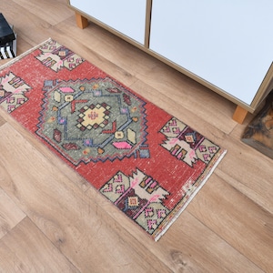 Handmade Red Turkish Wool Rug: Eclectic Geometric Entryway Mat (1&#39;3x3&#39;1)