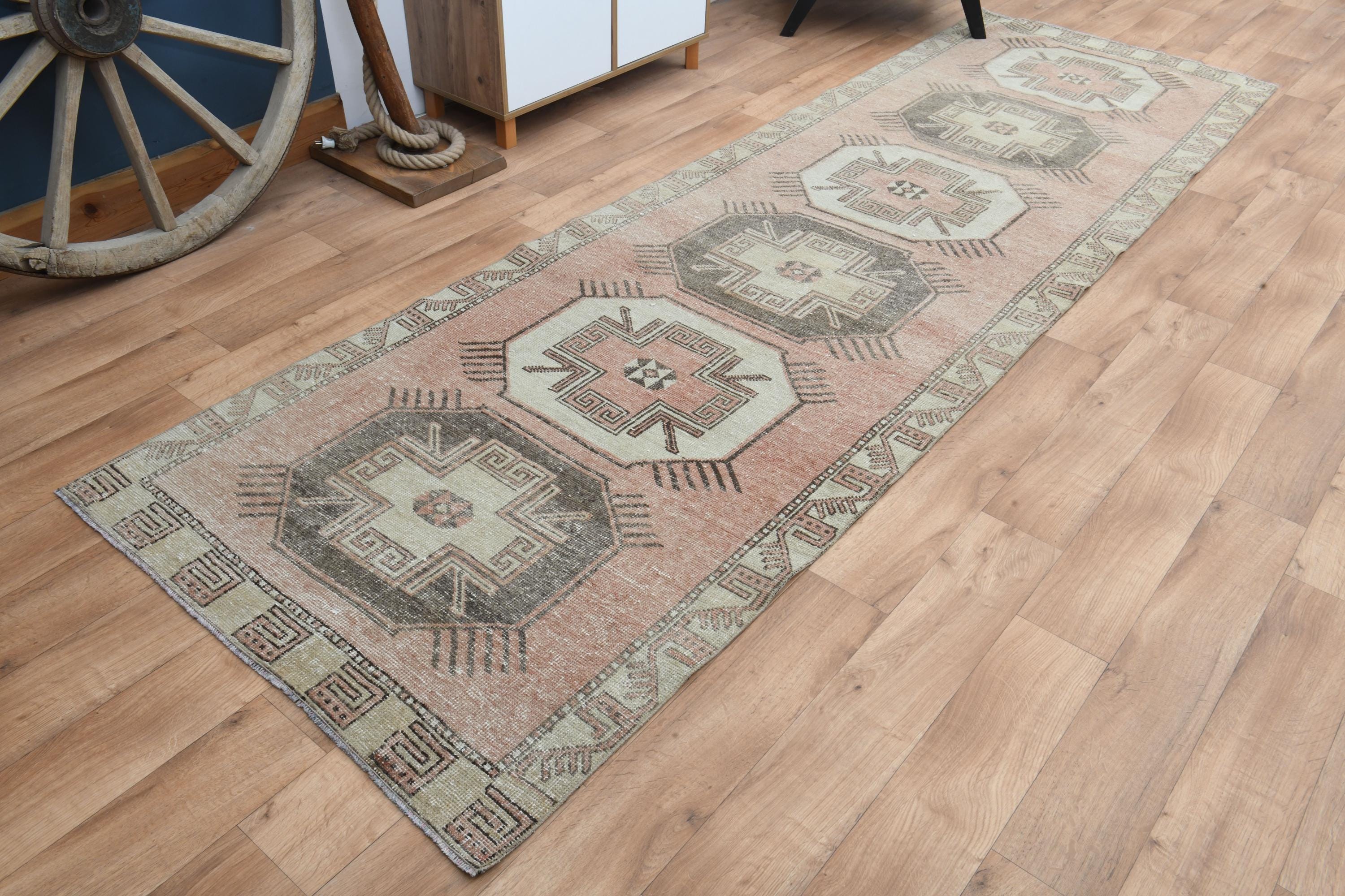 ピンクの幾何学模様のランナーラグ：ヴィンテージトルコ産ウシャック