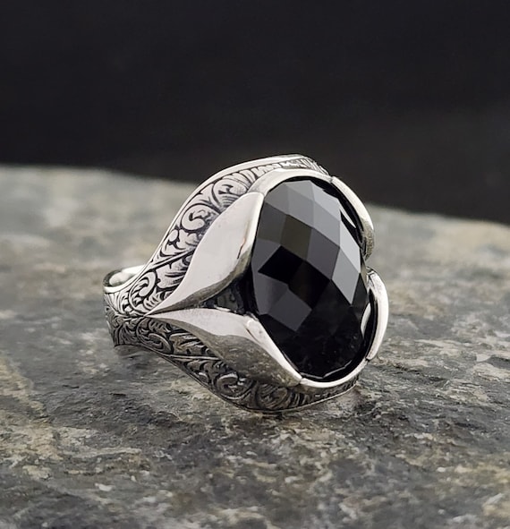 Pearl Shaped Sterling Silver Onyx Stoned Ring With Scraped Motif