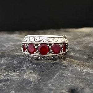 Herrring i sterlingsilver med utsmyckning: Handgjord rubin med CZ-motiv