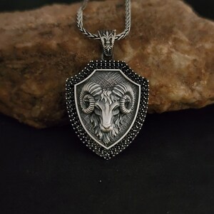 Widderkopf 925 Sterling Silber Anhänger im Schild mit Zirkon, mythischer Schmuck, Sternzeichen Medaillon Halskette, Sternzeichen Horoskop Gläubige Geschenk