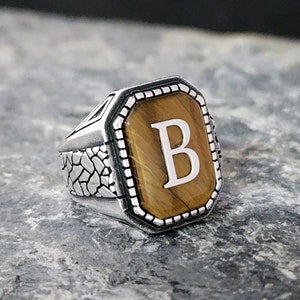 Anillo de sello - Anillo de sello con inicial grabada - Anillo de hombre con inicial - Con piedra de ojo de tigre - Anillo con letra para hombre - Anillo de hombre personalizado
