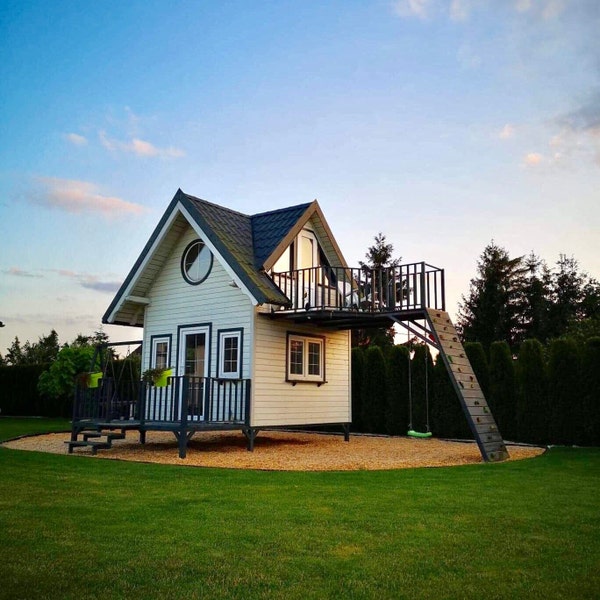 Maison de jardin pour enfants avec balançoires et mur d'escalade, espace ludique dans votre jardin