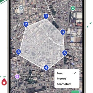 Puede incluir: Una pantalla de smartphone que muestra la interfaz de una aplicaci&oacute;n de c&aacute;lculo de &aacute;reas sobre un mapa satelital. El mapa muestra un pol&iacute;gono con seis puntos numerados. Un men&uacute; muestra opciones de unidades: Feet, Meters, Kilometers. Total Distance: 751.65 FT.