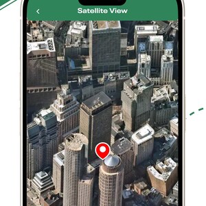 Puede incluir: Una pantalla de smartphone que muestra una vista satelital de una ciudad con rascacielos. La interfaz incluye el texto EXPLORE IN REAL SATELLITE VIEW, SEE THE WORLD IN HIGH DETAIL, Satellite View y Your Location 109, First Floor, International Business Centre IBC, Piplod, Surat, Gujarat.