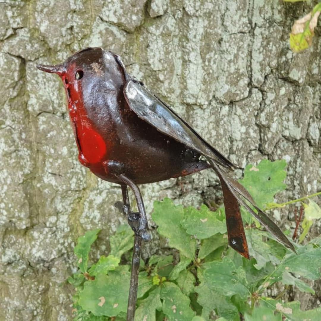 hand-crafted-recycled-metal-robin-stake-garden-outdoor-sculpture