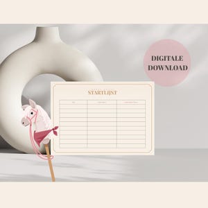Pode incluir: Uma lista imprimível bege com a palavra "STARTLIJST" no topo. Um círculo rosa com as palavras "DIGITALE DOWNLOAD" está à direita. Um cavalo de brinquedo branco com um lenço rosa e um pau de madeira está à esquerda.