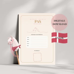 Può includere: Un documento beige intitolato HOBBY HORSE PAS con un'illustrazione di un cavallo a linee e campi per nome, età, razza, colore e proprietario. Un'illustrazione di un cavallo giocattolo con briglie e bandana rosa si trova sulla sinistra.