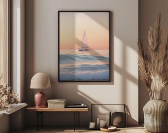 Un voilier aux voiles d'un blanc éclatant captant la lumière du petit matin au large de Santa Monica