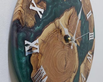 Reloj de pared de madera de olivo hecho a medida, con números de plexiglás plateado y epoxi, reloj de pared rústico de madera de olivo, decoración de pared única hecha a mano.