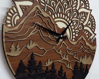 Orologio da parete in legno con mandala di montagna: decorazione artistica naturalistica
