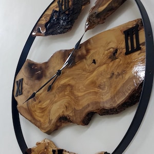 Orologio da parete in metallo e legno su misura, orologio da parete rustico in legno d'ulivo, regalo per la nuova casa, arredamento unico per la casa, orologio in metallo, regalo personalizzato