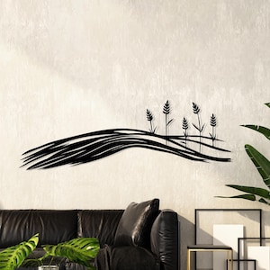 Peut inclure: Décoration murale en métal noir représentant un paysage stylisé avec une base ondulée et plusieurs épis de blé. L'œuvre est fixée sur un mur de couleur neutre, créant un contraste saisissant. Le design est minimaliste et moderne.