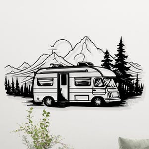 Decorazione murale in metallo a forma di camper, decorazione da parete per camper con tema avventura nella foresta di montagna, per amanti dei viaggi e appassionati di camper, decorazione per la casa.