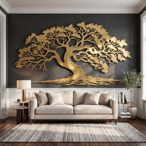 Peut inclure: Une grande décoration murale en métal doré représentant un arbre étendu avec des branches et des racines complexes. L'arbre est fixé sur un mur gris foncé au-dessus d'un canapé beige, avec une large canopée et un tronc au fini métallique.