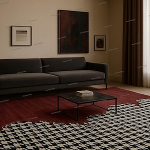 Könnte beinhalten: Ein modernes Wohnzimmer mit einem dunkelgrauen Sofa, einem schwarzen Couchtisch und einem gemusterten Teppich. Der Teppich hat ein Hahnentrittmuster in Schwarz und Weiß mit einem Abschnitt in Rot. Kunstwerke und eine Stehlampe vervollständigen den Raum.