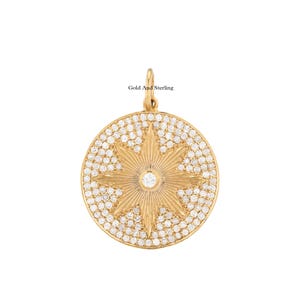 Op de afbeelding: Gouden hanger met een stervormig ontwerp met een centrale diamant en omringd door kleinere diamanten. De hanger is rond en heeft een gladde, gepolijste afwerking.