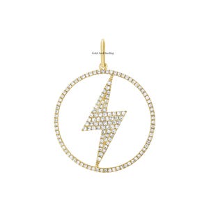 Peut inclure: Un pendentif en or avec un motif d'éclair serti de pierres rondes transparentes. Le pendentif est en forme de cercle avec l'éclair au centre.