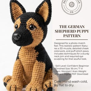 Può includere: Un cucciolo di pastore tedesco all'uncinetto in nero e marrone chiaro. Il cucciolo ha grandi occhi scuri ed è seduto in posizione eretta. La misura finita è di 18 cm. Il testo sull'immagine recita "The German Shepherd Puppy Pattern" e "Pawsome Purls Co."