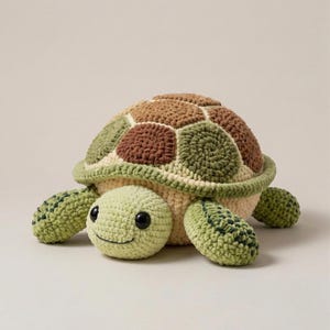 Puede incluir: Un peluche de tortuga hecho a mano con ganchillo. La tortuga tiene cabeza y extremidades verdes, un caparazón con parches marrones, verdes y beige, y ojos de seguridad negros. Es un juguete suave y tierno.