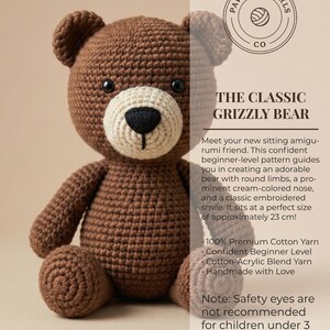 Pode incluir: Um urso de crochê marrom feito à mão com um nariz creme e um sorriso costurado. O urso tem aproximadamente 23 cm de altura. O texto na imagem diz "The Classic Grizzly Bear".