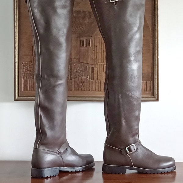 Größe 43/44 (10 - 10 1/2 USA) sehr hohe Biker-Stil Stiefel ein Stück Lederfarbe braun